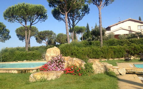 Maremma Retreat: Pflanze, Himmel, Blume, Pflanzengemeinschaft, Baum, Botanik, Grundstueck, Gebäude, Gras, Natürliche Landschaft