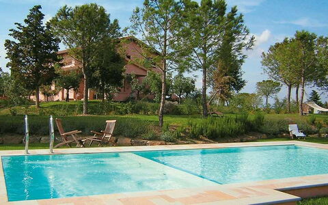 Maremma Retreat: Wasser, Pflanze, Eigentum, Himmel, Gebäude, Grün, Schwimmbad, Azurblau, Wolke, Baum