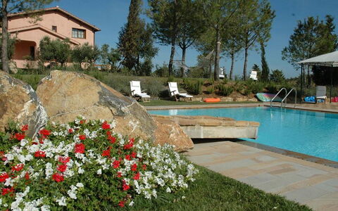 Maremma Retreat: Wasser, Pflanze, Blume, Himmel, Baum, Fenster, Schwimmbad, Gebäude, Gras, Grundeigentum