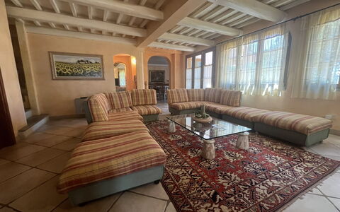 Maremma Retreat: Eigentum, Möbel, Gebäude, Bilderrahmen, Fenster, Holz, Wohnzimmer, Haus, Interior Design, Halle