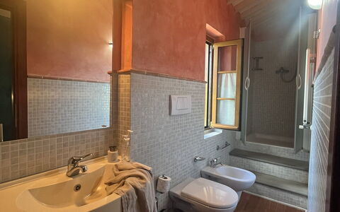 Maremma Retreat: Braun, Zapfhahn, Eigentum, Spiegel, Armatur, Sinken, Badezimmer, Holz, Gebäude, Bad Sink