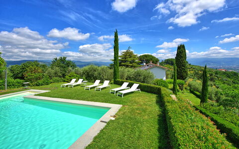 Villa Mami: Wolke, Himmel, Wasser, Pflanze, Daytime, Grün, Blau, Azurblau, Schwimmbad, Natürliche Landschaft