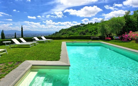 Villa Mami: Wasser, Himmel, Wolke, Eigentum, Pflanze, Schwimmbad, Azurblau, Rechteck, Natürliche Landschaft, Gras