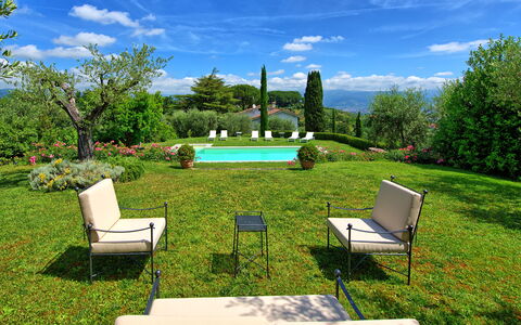 Villa Mami: Himmel, Pflanze, Wolke, Möbel, Wasser, Eigentum, Grün, Baum, Natürliche Landschaft, Gartenmöbel