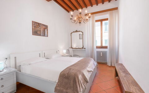 Cascine Apartment In Florence: Wand, Interior Design, Schlafzimmer, Bett, Decke, Fussboden, Flooring, Bettdecke, Zimmer, Möbel