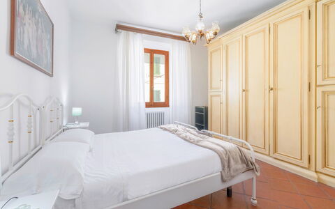Cascine Apartment In Florence: Interior Design, Schlafzimmer, Bett, Möbel, Holz, Zimmer, Flooring, Bettdecke, Fussboden, Decke