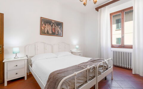 Cascine Apartment In Florence: Bett, Interior Design, Schlafzimmer, Möbel, Bettdecke, Bedding, Zimmer, Decke, Fussboden, Flooring