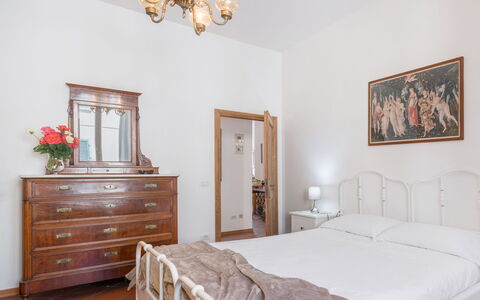 Cascine Apartment In Florence: Bett, Möbel, Schlafzimmer, Interior Design, Bedding, Bettdecke, Wand, Fussboden, Holz, Flooring