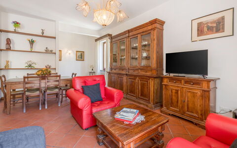 Cascine Apartment In Florence: Möbel, Interior Design, Flooring, Holz, Zimmer, Fussboden, Decke, Wohnzimmer, Cabinetry, Beleuchtung