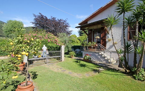 Casa Il Prato: Pflanze, Himmel, Gebäude, Blumentopf, Wolke, Baum, Vegetation, Hütte, Gras, Landschaft