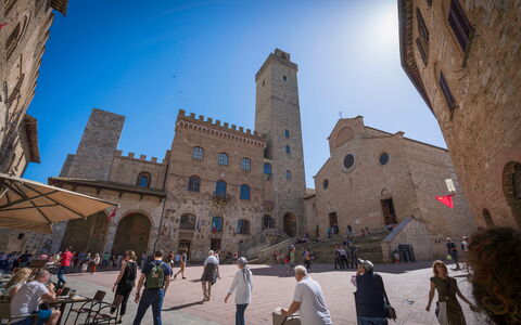 Casa Martina, Piazza Delle Erbe, San Gimignano: Gebäude, Stadt, \Stadt, Fassade, Die Architektur, Öffentlicher Raum, Wahrzeichen, Mittelalterliche Architektur, Stadtplatz