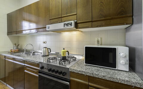 Casa Martina, Piazza Delle Erbe, San Gimignano: Küchengerät, Küche, Countertop, Herd, Major Appliance, Cabinetry, Haushaltsgerät, Herd, Gasherd, Flooring