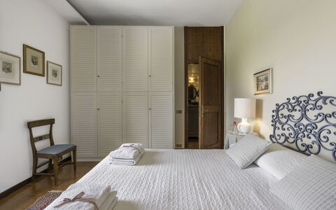 Casa Martina, Piazza Delle Erbe, San Gimignano: Bett, Möbel, Schlafzimmer, Interior Design, Bedding, Bettdecke, Flooring, Fussboden, Holz, Zimmer