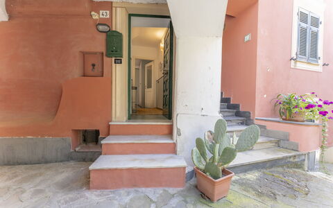 Emma House, Terrace and Sea View, Moneglia: Pflanze, Eigentum, Gebäude, Blumentopf, Zimmerpflanze, Blume, Beleuchtung, Die Architektur, Treppe, Interior Design