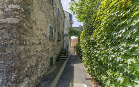 Emma House, Terrace and Sea View, Moneglia: Pflanze, Strassenbelag, Die Architektur, Gebäude, Gras, Fenster, Strasse, Stadt, Baum, Fassade