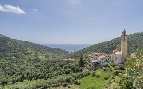 Emma House, Terrace and Sea View, Moneglia: Himmel, Pflanze, Wolke, Pflanzengemeinschaft, Ökoregion, Berg, Gebäude, Hochland, Natürliche Landschaft, Baum