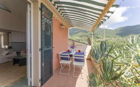 Emma House, Terrace and Sea View, Moneglia: Tabelle, Pflanze, Möbel, Gebäude, Stuhl, Schatten, Wolke, Zimmerpflanze, Gartenmöbel, Die Architektur