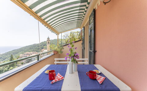 Emma House, Terrace and Sea View, Moneglia: Tabelle, Gebäude, Möbel, Pflanze, Blumentopf, Zimmerpflanze, Interior Design, Stuhl, Gartenmöbel, Freizeit