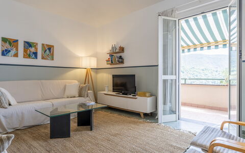 Emma House, Terrace and Sea View, Moneglia: Möbel, Bilderrahmen, Eigentum, Azurblau, Rollo, Couch, Komfort, Interior Design, Holz
