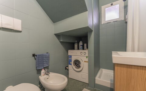 Emma House, Terrace and Sea View, Moneglia: Bad Sink, Eigentum, Armatur, Sinken, Zapfhahn, Badezimmer, Lila, Toilleten Sitz, Toilette, Interior Design