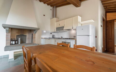 Casolare Torre With Pool And Ac: Holz, Flooring, Decke, Interior Design, Möbel, Zuhause, Fussboden, Küche, Cabinetry, Zimmer