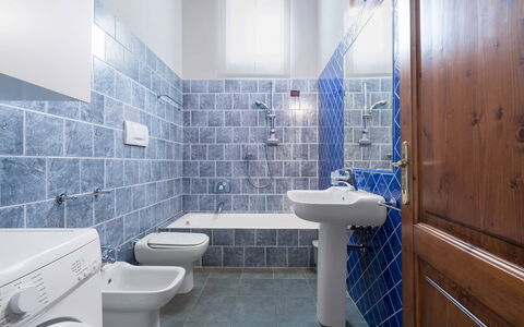 Casolare Torre With Pool And Ac: Blau, Armatur, Flooring, Fussboden, Badezimmer, Fliese, Toilette, Sinken, Installation, Toilleten Sitz