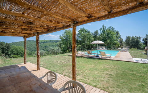 Casolare Torre With Pool And Ac: Holz, Hütte, Schatten, Bauernhaus, Estate, Hinterhof, Hartholz, Gartenmöbel, Schwimmbad, Outdoor Struktur