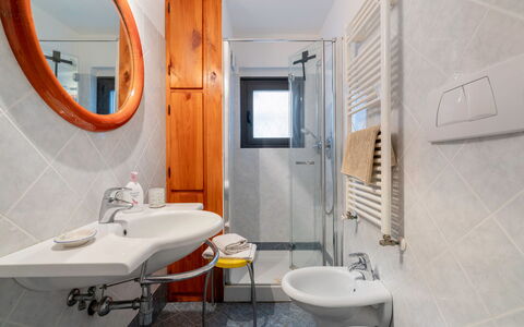 Chianti Hills Apartment, Pool, Ac: Spiegel, Zapfhahn, Sinken, Armatur, Eigentum, Bad Sink, Badezimmer, Lila, Interior Design, Die Architektur