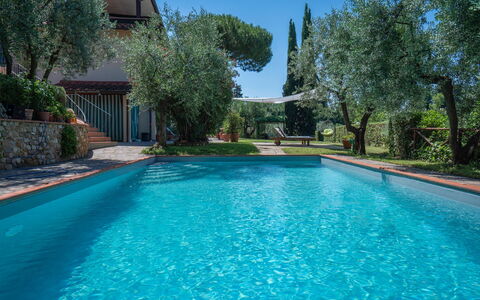 Chianti Hills Apartment, Pool, Ac: Wasser, Pflanze, Eigentum, Azurblau, Natur, Blau, Himmel, Schwimmbad, Baum, Gras