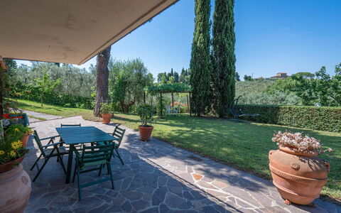 Chianti Hills Apartment, Pool, Ac: Pflanze, Blumentopf, Möbel, Himmel, Zimmerpflanze, Tabelle, Schatten, Baum, Interior Design, Stuhl
