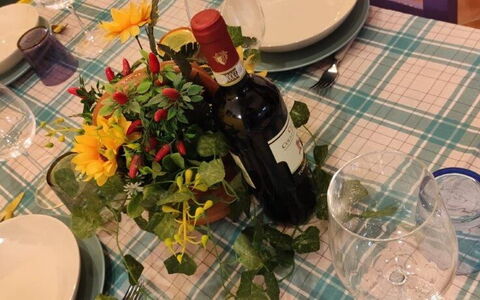 Bocelli: Blume, Geschirr, Tabelle, Pflanze, Flasche, Drinkware, Blütenblatt, Tischdecke, Vase, Wein