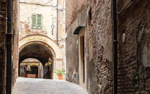 Bocelli: Fenster, Strassenbelag, Flooring, Gasse, Strasse, Stadt, Fassade, Gebäude, Cobblestone