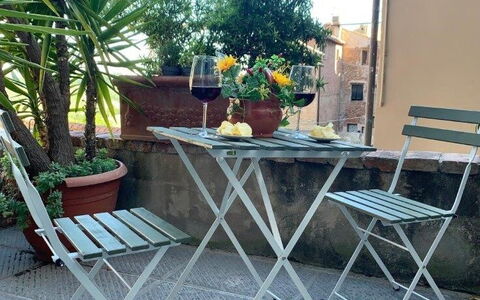 Bocelli: Pflanze, Tabelle, Möbel, Gebäude, Blumentopf, Tisch Im Freien, Stuhl, Gartenmöbel, Blume, Holz