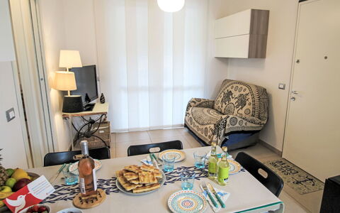 Caddy: Tabelle, Gebäude, Eigentum, Möbel, Couch, Geschirr, Bilderrahmen, Interior Design, Stuhl, Haus