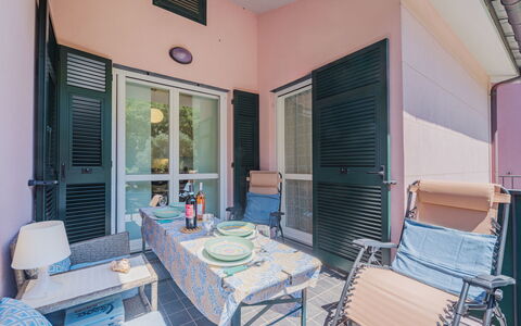 Caddy: Eigentum, Möbel, Tabelle, Azurblau, Interior Design, Schatten, Wohnzimmer, Fenster, Tür, Gebäude