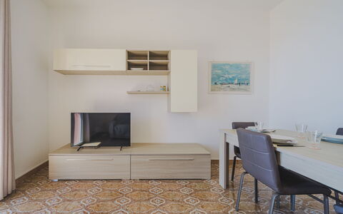 Daniela: Möbel, Eigentum, Tabelle, Gebäude, Holz, Flooring, Interior Design, Fussboden, Komfort