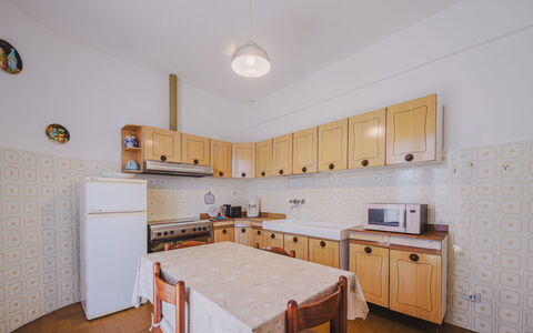 Daniela: Cabinetry, Eigentum, Countertop, Tabelle, Holz, Küche, Küchengerät, Stuhl, Flooring, Interior Design
