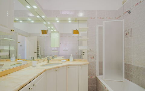 Daniela: Armatur, Cabinetry, Eigentum, Zapfhahn, Sinken, Haus, Interior Design, Gebäude, Badezimmer, Badezimmerschrank