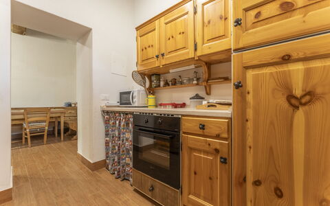 Le Casaline Di Sopra, Massa Marittima: Countertop, Cabinetry, Möbel, Schublade, Küche, Holz, Gebäude, Stuhl, Interior Design, Holzbeize