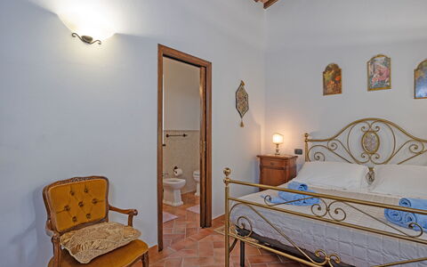 La Montanina: Eigentum, Möbel, Holz, Beleuchtung, Interior Design, Flooring, Fussboden, Komfort, Wand, Bettrahmen