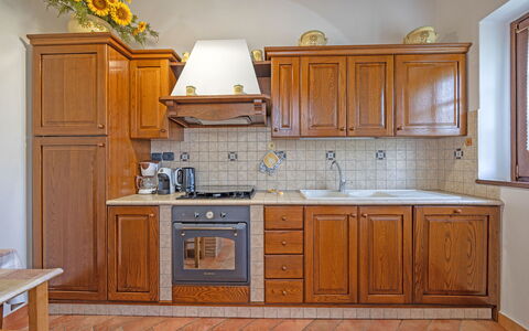 La Montanina: Cabinetry, Eigentum, Countertop, Möbel, Sinken, Zapfhahn, Weiss, Gebäude, Küche, Holz