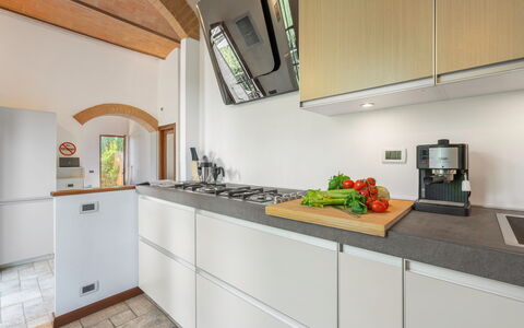 Torri 15 Chianti Holiday: Countertop, Cabinetry, Essen, Gebäude, Herd, Küche, Küchengerät, Holz, Sinken, Interior Design
