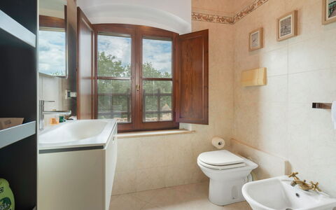 Torri 15 Chianti Holiday: Braun, Armatur, Eigentum, Fenster, Sinken, Badezimmerschrank, Zapfhahn, Badezimmer, Interior Design