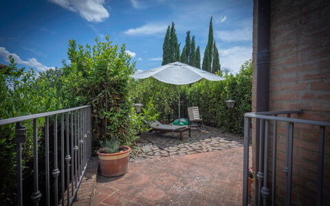 Torri 15 Chianti Holiday: Wolke, Himmel, Pflanze, Eigentum, Botanik, Blumentopf, Stuhl, Schatten, Grundeigentum, Gras