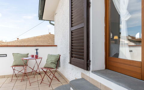 Villa i Portici: Holz, Fussboden, Zuhause, Wohnung, Hartholz, Holzbeize, Balkon, Schatten, Daylighting, Holzboden