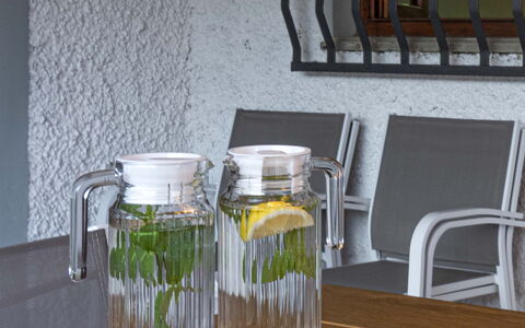 Villa i Portici: Geschirr, Essen, Tabelle, Drinkware, Dishware, Zutat, Interior Design, Servierware, Barware