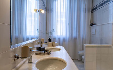 Villa i Portici: Spiegel, Zapfhahn, Armatur, Sinken, Eigentum, Bad Sink, Badezimmer, Holz, Interior Design, Vorhang