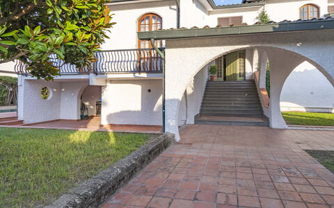Villa i Portici: Pflanze, Gebäude, Baum, Strassenbelag, Fenster, Wand, Mauerwerk, Treppe, Schatten, Grundeigentum