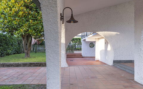 Villa i Portici: Pflanze, Gebäude, Schatten, Baum, Holz, Fassade, Strassenbelag, Haus, Landschaft, Verbundwerkstoff
