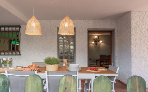 Villa i Portici: Tabelle, Eigentum, Pflanze, Möbel, Grün, Zimmerpflanze, Holz, Wohnzimmer, Countertop, Interior Design